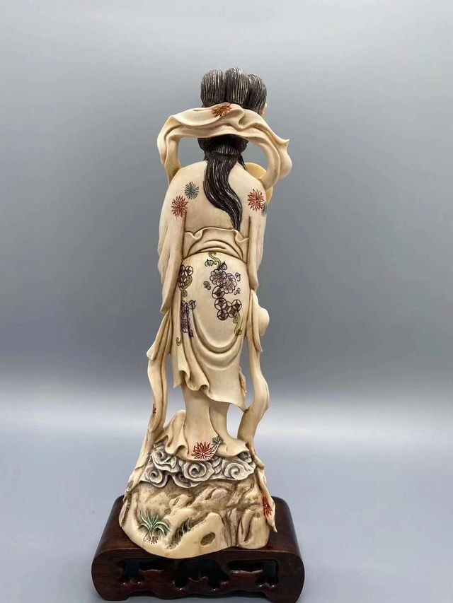 仕女》